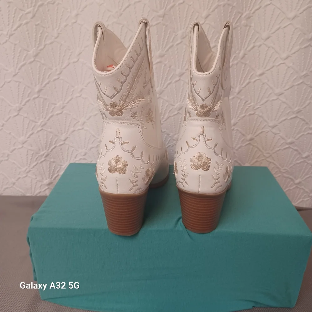 MIA Women Size 10 White Embroidered Heeled Boots - Picture 10 of 15